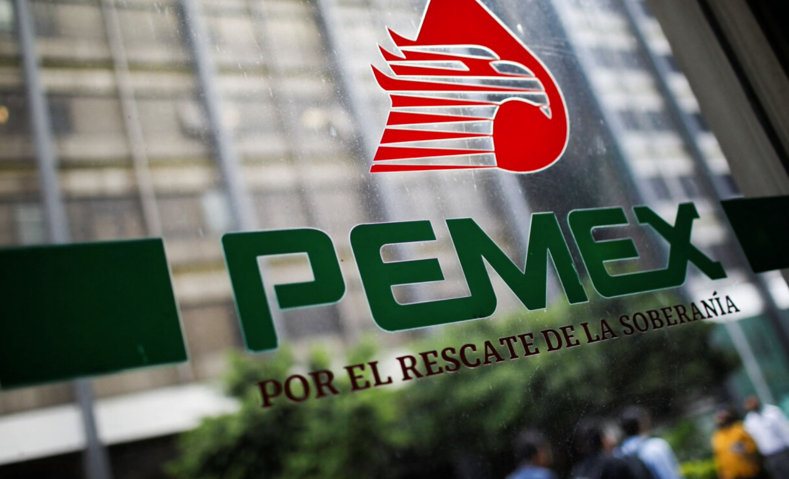 Sheinbaum impulsa reformas para fortalecer Pemex, CFE y trenes